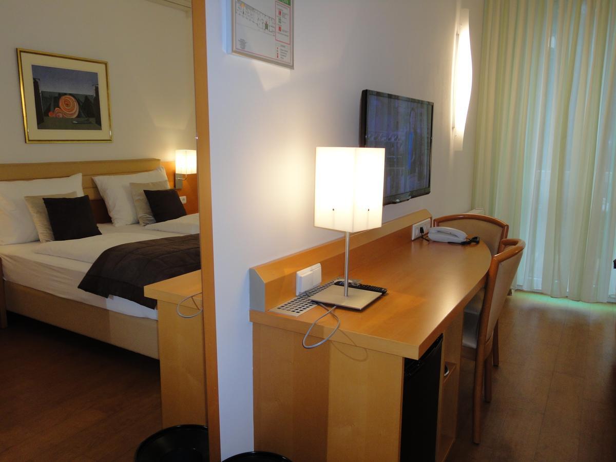 City Hotel Albrecht Schwechat Exterior foto