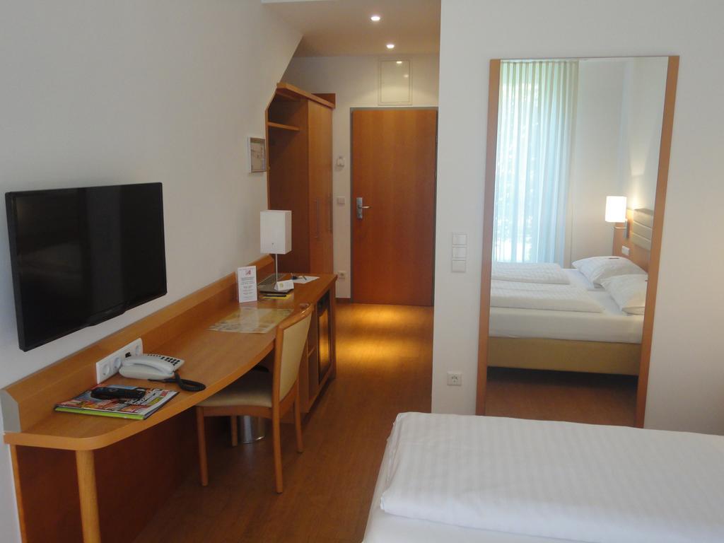 City Hotel Albrecht Schwechat Quarto foto